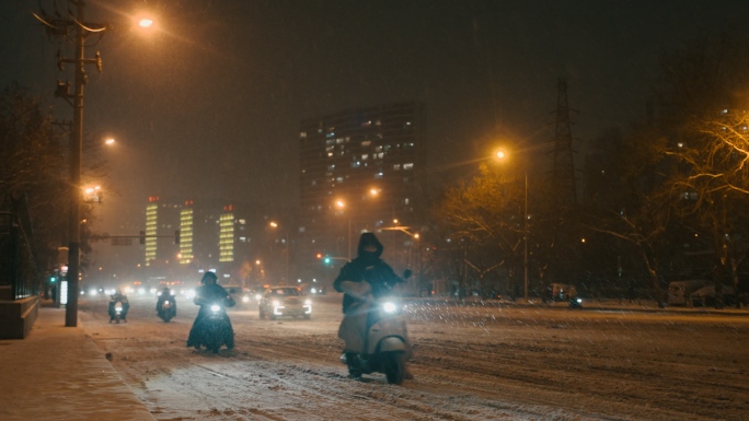 北京城市北漂风雪夜归人