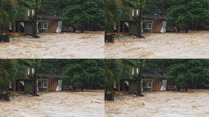 棚子被洪水冲入了水流中