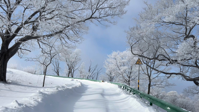 一个人行走在雪山上 踩雪的声音