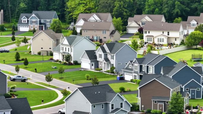 美国梦之家是美国郊区房地产开发的典范。从上方俯瞰居住在纽约州罗切斯特市居住区的住宅