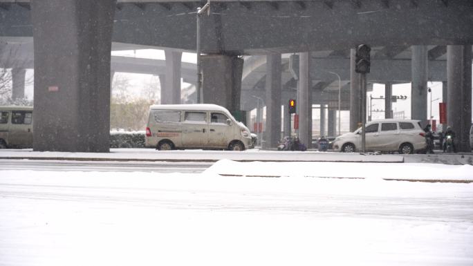 城市大雪出行 石家庄雪景  雪天出行