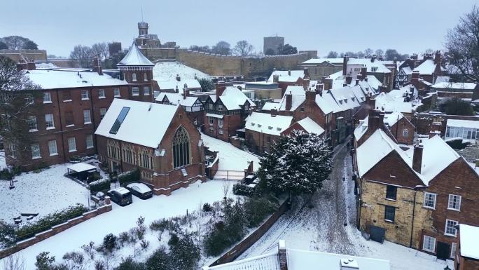 多雪的英国冬季鸟瞰林肯陡峭的山坡