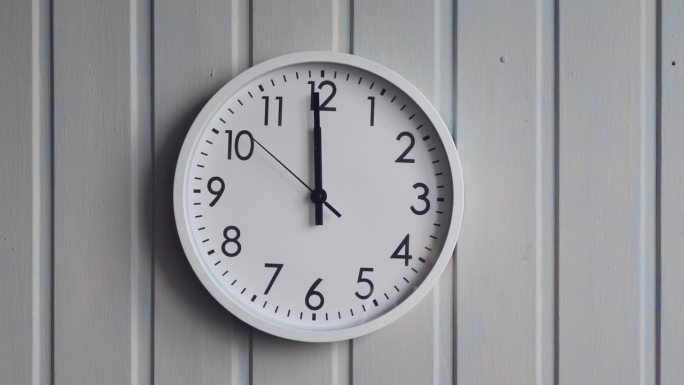 时钟显示午夜，秒针接近12点。