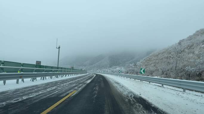 雨雪天气山区高速公路积雪路段行车记录