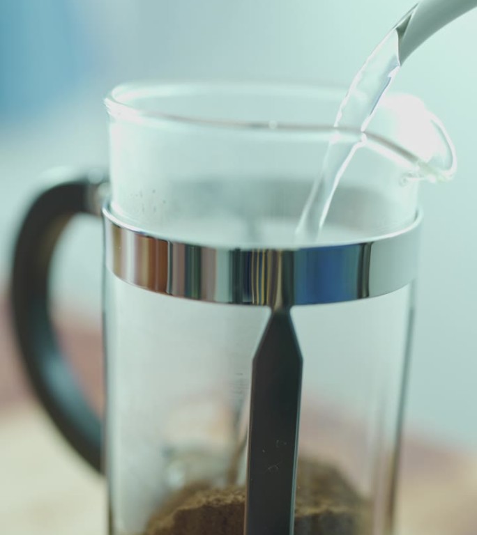 将咖啡豆粉和热水倒入法式压滤咖啡机