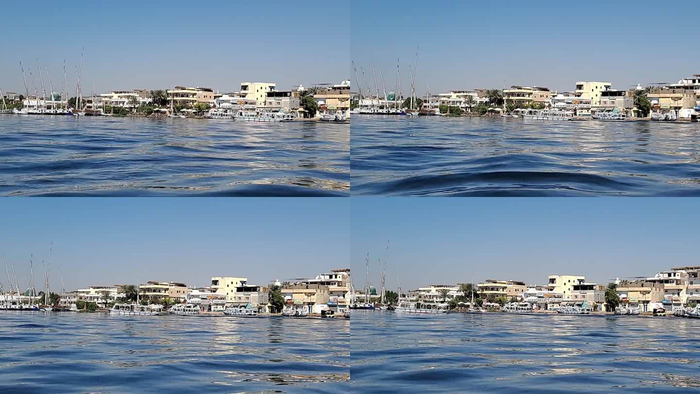尼罗河上的船。尼罗河畔的港口。从水中看尼罗河海岸线。埃及。