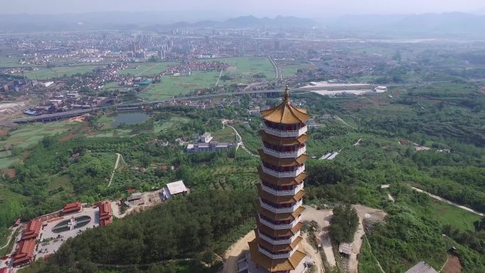 高山之上的寺庙塔宇