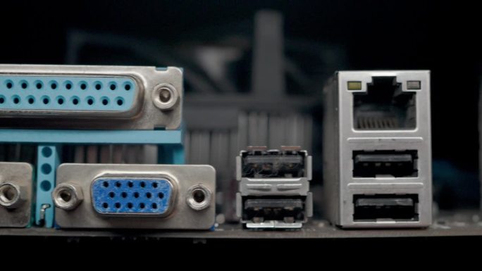 主板个人电脑和鼠标，键盘，USB, VGA，声音，局域网端口黑色背景。