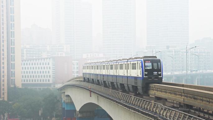 重庆地铁 轻轨3号线 行驶在高架桥上
