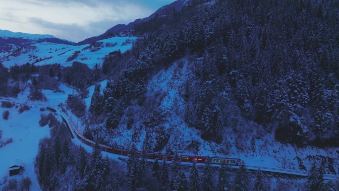 瑞士冰雪冬季的Landwasser高架桥与冰川和berina高速公路。