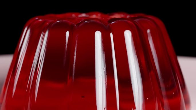 经典形状的颤抖红色果冻特写。