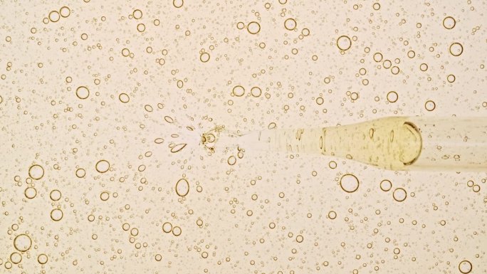 透明流体油，血清，凝胶从移液器到培养皿。化学实验室研究。天然有机化妆品，医药。生产天然化妆品特写。4