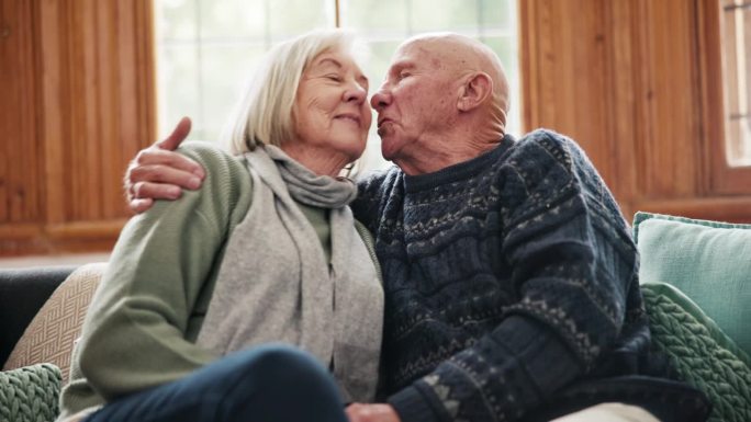 老夫妻，幸福与亲吻相拥，结婚与拥抱为爱，回家与退休。退休，年老，微笑为承诺，结合在一起，照顾关系，男