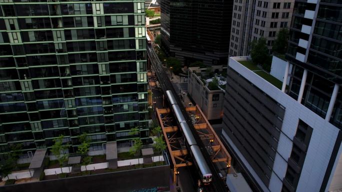 芝加哥L列车经过市中心豪华公寓的城市景观