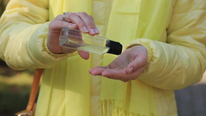 女性手部使用杀菌剂，预防covid - 19，防细菌，保健理念