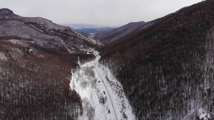 航拍汽车雪地行进