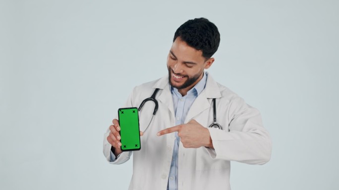 医生，手机绿屏和手，成功或医疗支持，优秀或ok的表情符号在演播室。面向移动远程医疗或服务的医务人员，