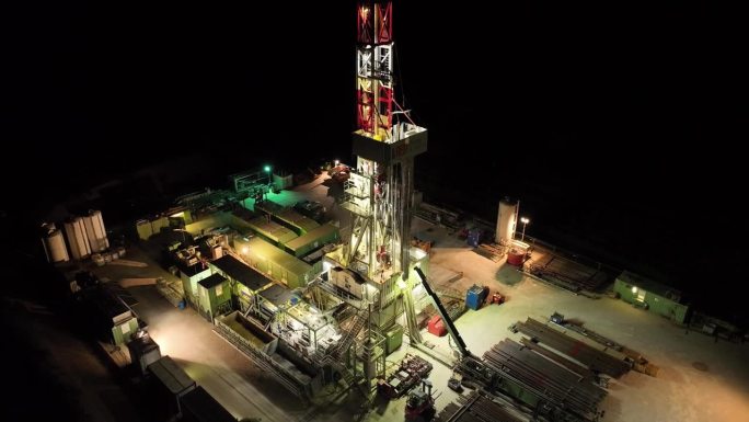天然气和石油钻井站夜景-航拍