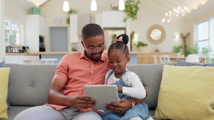 一家人，带着女孩的男人和平板电脑放在家里客厅的沙发上玩社交媒体。技术或互联网，连接或纽带，父亲和女儿