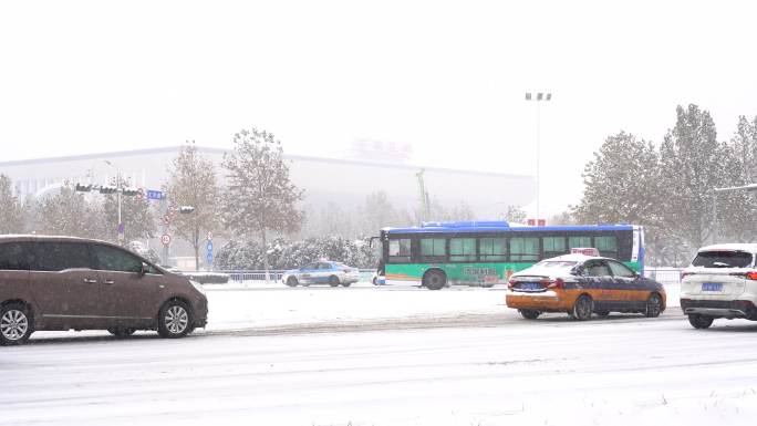 城市大雪出行 石家庄雪景  雪天出行