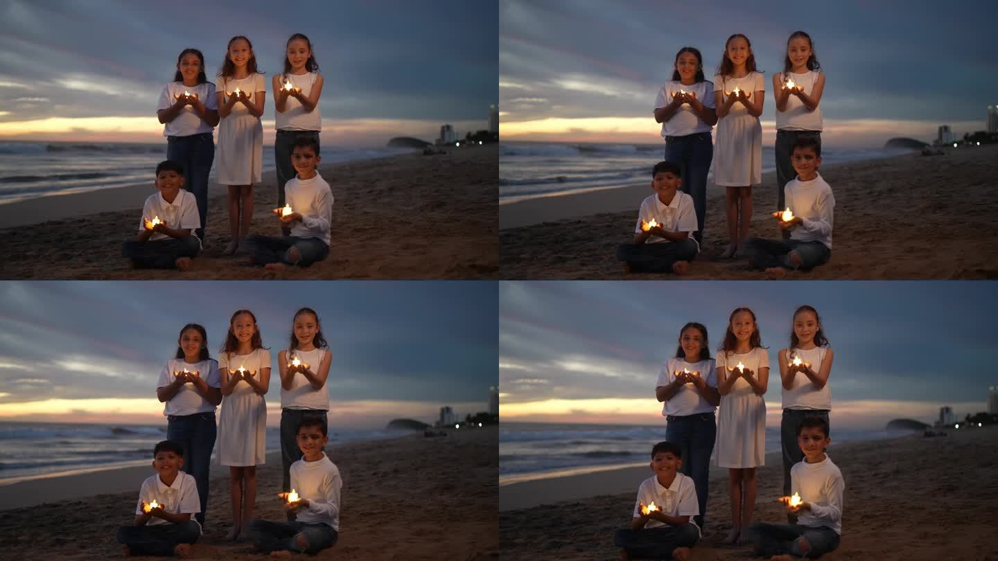 儿时朋友在沙滩上举着蜡烛的照片
