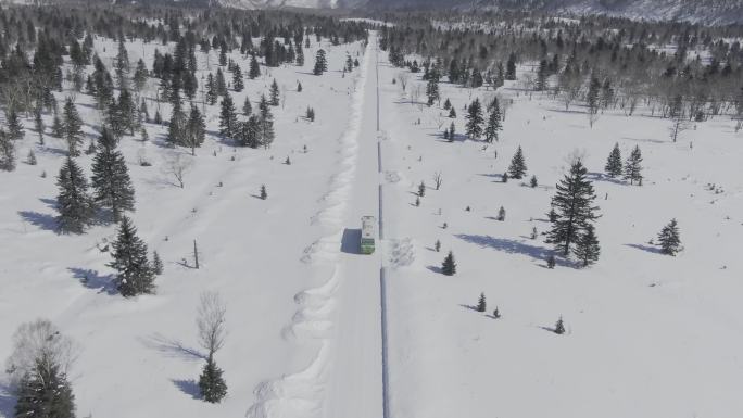 航拍大巴车行驶在长白山树林雪道2