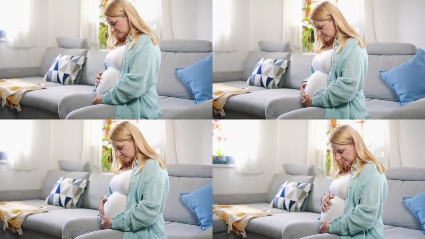 安详的孕妇轻轻地摸着客厅沙发上的小肚子