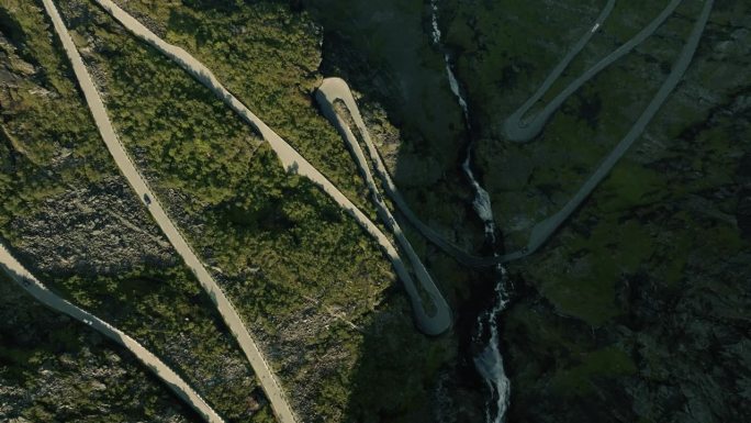 巨魔路径山蛇形道路在野生斯堪的纳维亚景观。