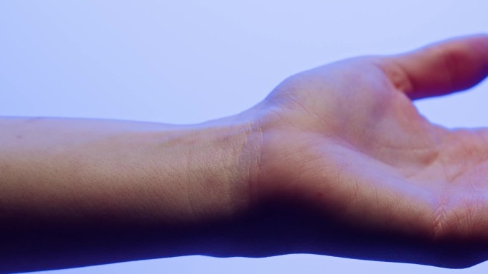 手部皮肤在蓝色霓虹灯下，制作人体部位、手臂表面的x射线微距拍摄。
