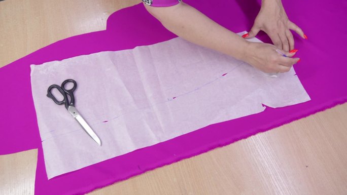 使用纸模板设计定制女装的女裁缝之手。