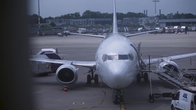 在下一班航班前，在安检时将飞机停在机场门口