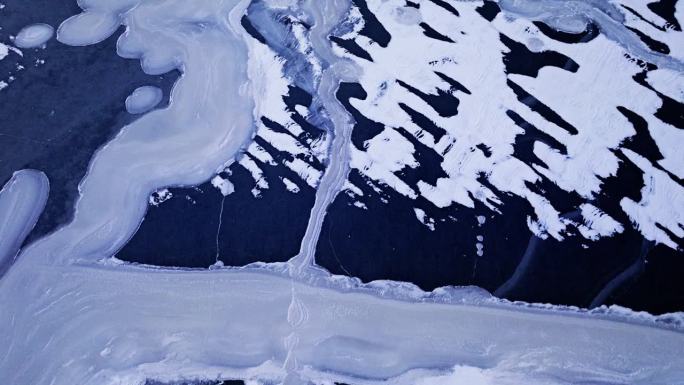 航拍画面捕捉到一架无人机飞过水中的大块冰块。