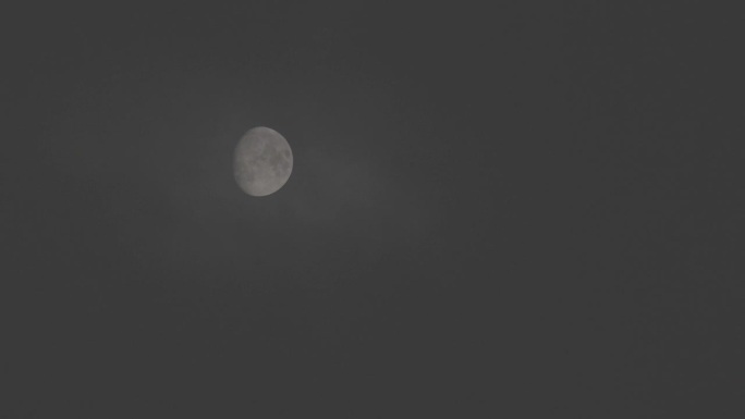 半月形的月亮逐渐被薄云覆盖