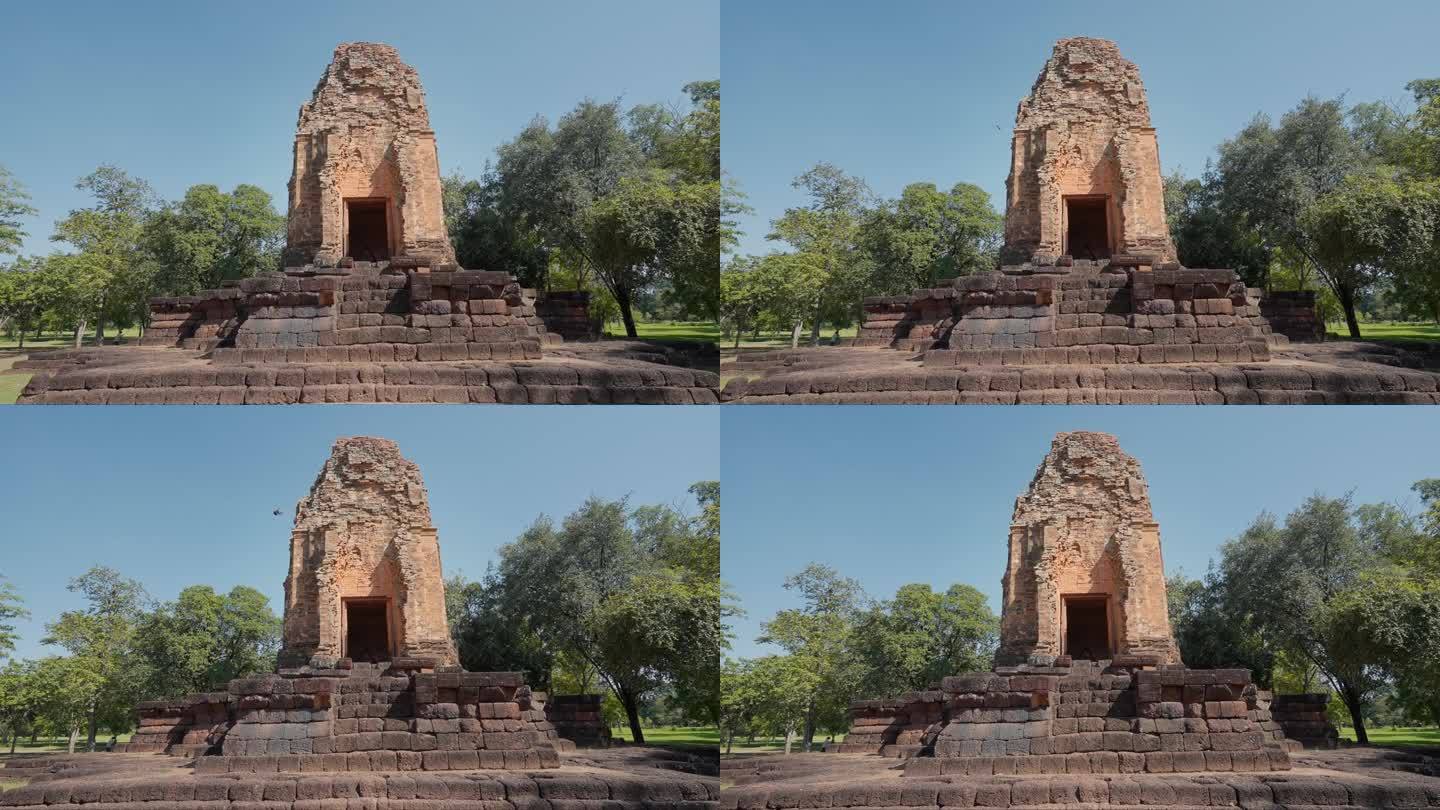 泗贴历史公园是泰国碧差汶省的一处考古遗址。人头像动物头像的雕塑，独具特色。联合国教科文组织泰国考古遗