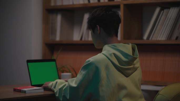 用电脑完成工作伸懒腰的男生电脑绿幕