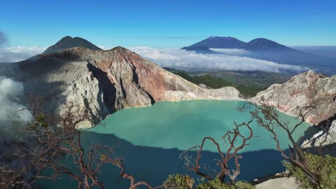 鸟瞰图飞过一棵树，背景是印度尼西亚的卡瓦伊真火山