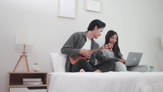 卧室里的数字生活方式:亚洲夫妇在音乐和科技上的联系