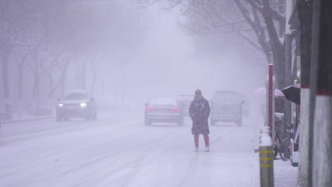 大雪中焦急等车的男人