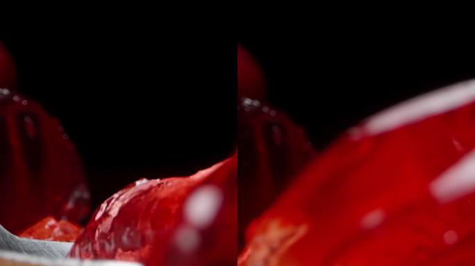 垂直视频。我用勺子吃自制的樱桃果冻。多莉滑块极端特写。