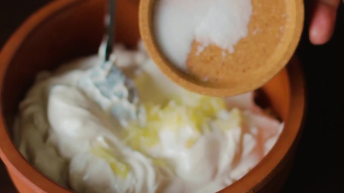 将大蒜磨碎放入酸奶中，加入盐和薄荷油拌匀。
