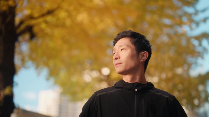 城市中男性跑步者的肖像