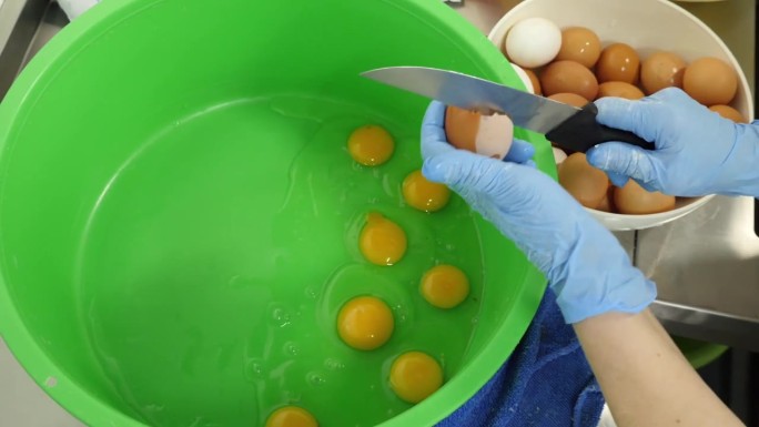 把鸡蛋打到一个大碗里煮。炒鸡蛋。欧洲菜。