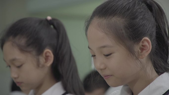 学校饭堂学生吃饭用餐安全打饭食堂营养餐