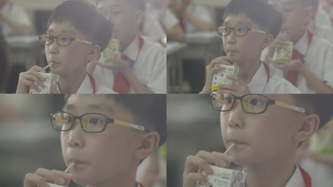 红领巾小学生在学校分牛奶吃下午茶喝学生奶