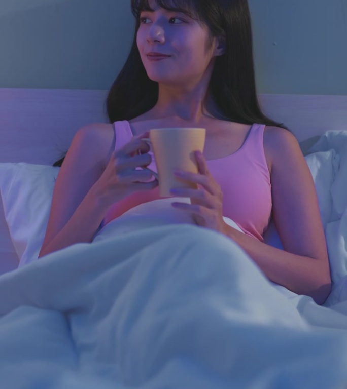 亚洲女人睡前喝草药茶