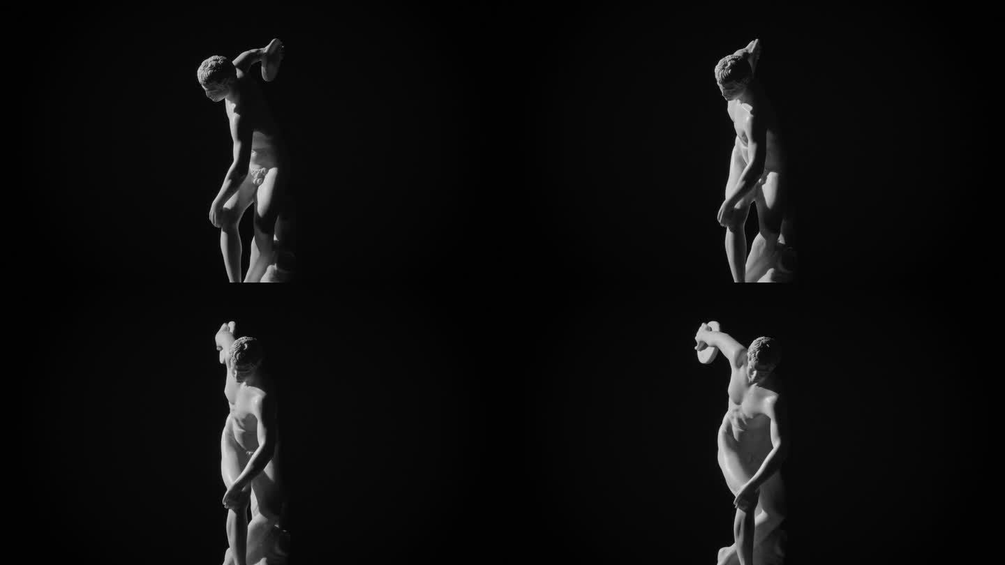 掷铁饼的人:米隆的希腊大理石雕塑，在黑色背景上旋转