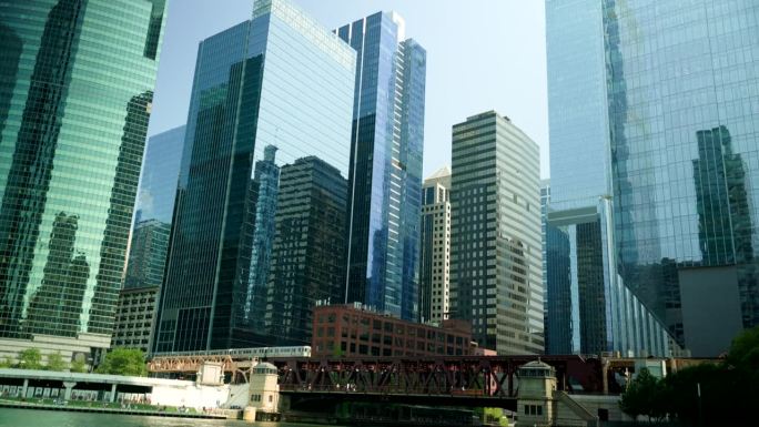 芝加哥市中心的景色，火车经过湖街大桥