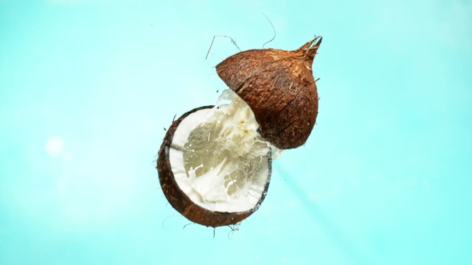 超级慢动作的椰壳与牛奶飞溅。