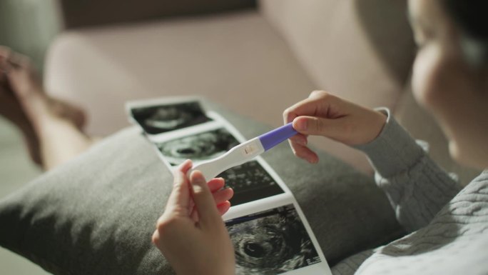 怀孕测试呈阳性的女人，对新生活感到幸福