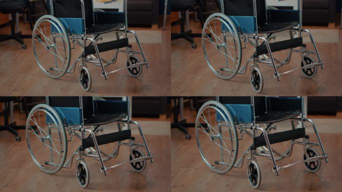 客厅里没有人坐轮椅来帮助患有慢性残疾的人